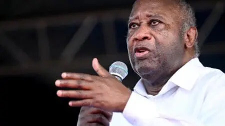Laurent Gbagbo est pourtant inéligible au regard de la loi ivoirienne. Acquitté par la Cour Pénale Internationale (CPI), l’ancien chef de l’Etat avait été condamné en 2018 par la justice ivoirienne à 20 ans de prison pour le «braquage» de la Banque centrale des Etats d'Afrique de l'Ouest (BCEAO) en 2011, entraînant la déchéance de ses droits civiques et politiques, et donc sa radiation des listes électorales.