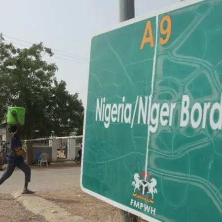 Le ministère "vous informe de la réouverture de notre frontière terrestre avec la République fédérale du Nigeria ce vendredi 22/03/2024 à partir de zéro heure", a indiqué le message.