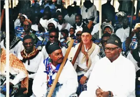 Éric de Rosny s’enracine en apprenant les langues du Cameroun, jusqu’à devenir un «homme souche.» Plus encore, il devient nganga, c’est-à-dire désorceleur, ou plutôt «tradipraticien», au gré de rencontres avec des hommes et des femmes aux yeux ouverts sur les ndimsi, les réalités cachées. Celui qui a tôt pratiqué les exercices spirituels d’Ignace de Loyola perfectionne sa vision et la met au service de ses contemporains.