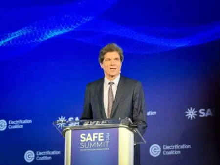 "Que ce soit la Chine ou n'importe qui d'autre, ce n'est tout simplement pas bon d'avoir un seul fournisseur pour quoi que ce soit. Les pays hôtes ne veulent pas d'un système dans lequel les investisseurs font appel à leur propre main-d'œuvre et ne nettoient pas les dégâts environnementaux. Ils ont vécu cela et ce n'est pas ce qu'ils veulent", a déclaré Fernandez, qui a refusé de dire si le gouvernement américain chercherait à acheter tout ou partie de la société minière canadienne First Quantum. Fernandez a déclaré que les États-Unis continuent de travailler avec la Zambie et la RD Congo sur les structures minières et réglementaires.