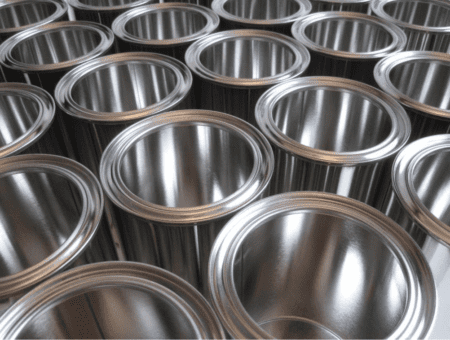 A ces perturbations en RDC qui représente environ 8 % de l’offre mondiale d’étain, s’ajoutent d’autres défis qui pèsent déjà sur l’approvisionnement. Le premier exportateur mondial, l’Indonésie, a en effet réduit ses livraisons en raison de retards dans l’octroi de licences et d’une enquête pour corruption visant des dirigeants de fonderies, rapporte l’agence Bloomberg. Il faut y ajouter la réduction de l’offre provenant de Birmanie, un autre grand fournisseur d’étain, le tout dans un contexte de croissance de la demande.