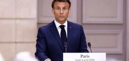 "Cette polémique n'enlève en rien le travail qui a été fait d'introspection", ni "la volonté de la France de la réconciliation", a-t-il insisté. Le chef de l'Etat n'a alors fait aucune allusion aux propos tenus quelques jours plus tôt par l'Elysée, laissant nombre d'observateurs perplexes sur la portée exacte de son message.