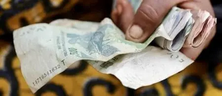 A travers leur volonté d’encourager l’émission des monnaies locales ou nationales pour les paiements à l’international, les BRICS sont en train de proposer aux pays africains des stratégies de diminution de la dépendance vis-à-vis du dollar, ainsi que des bases nouvelles de réflexion pour leur émancipation économique et monétaire.