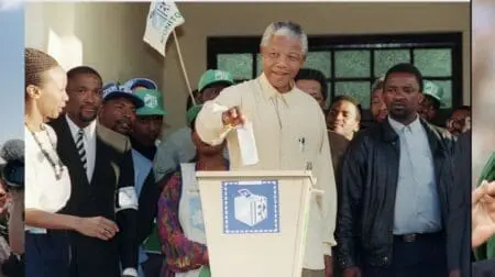 Il y a 30 ans, l’Afrique du Sud tournait la page hideuse de l’apartheid Les premières élections générales multiraciales sont tenues en avril 1994, et sont remportées par l’ANC (62,6% des voix). Nelson Mandela devient président de l’Afrique du Sud. Pendant son mandat, il s’attache à une réconciliation nationale après la très longue période d’apartheid pendant laquelle de trop nombreux crimes et exactions ont été commis.