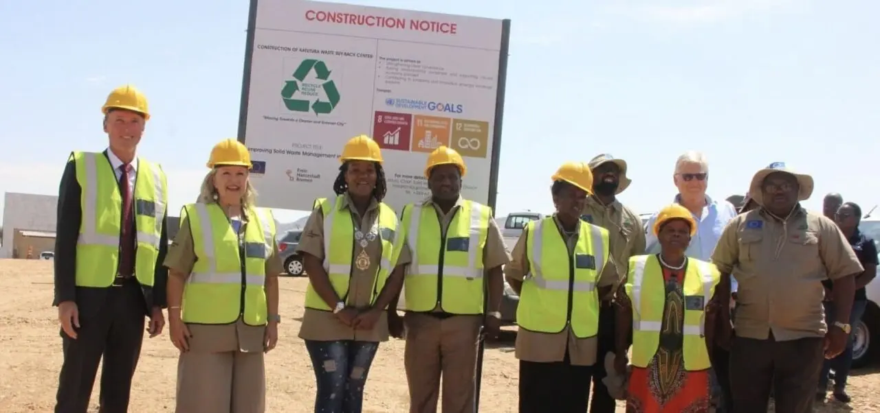 La Namibie lance le premier centre de rachat et de recyclage de déchets Pour sa part, l’ambassadrice de l'UE en Namibie, Ana-Beatriz, a fait savoir que ce projet, qui a nécessité un financement de 2,2 millions d'euros, permettra de renforcer l’économie circulaire en Namibie en atténuant les dommages environnementaux et en favorisant la croissance grâce au recyclage des déchets.