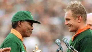 Nelson Mandela avait promis qu’il ne ferait qu’un seul mandat. Il tient parole et se retire de la vie politique en 1999, à l’âge de 75 ans. Atteint de surdité, Nelson Mandela a également milité pour défendre la place des personnes handicapées dans la société sud-africaine. 