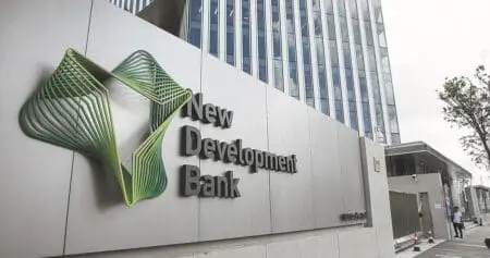Le Zimbabwe a présenté une demande d’adhésion à la New Development Bank (NDB), la banque de développement fondée par les pays membres du groupe des BRICS a annoncé Persistence Gwanyanya, membre du Comité de politique monétaire de la Banque centrale du Zimbabwe, rapporte l’agence Ecofin relayant l’interview accordée au quotidien d’Etat The Herald, indiquant que Harare a déjà obtenu le soutien de trois pays (le Brésil, la Russie et l'Afrique du Sud).