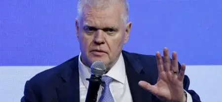 "Au cours de son mandat, HSBC a enregistré des bénéfices records et les rendements les plus élevés depuis plus de dix ans", a salué HSBC dans un document adressé à la Bourse de Hong Kong. "Il a réussi à simplifier et à recentrer la banque, notamment avec la vente des activités au Canada et en Argentine, et à établir une position de leader en matière de développement durable", a affirmé le groupe bancaire.