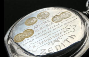 En effet, la famille Keçecizade est associée à plusieurs marques célèbres de produits de luxe. L'une des marques les plus remarquables associées à la famille est «Serkisof Demiryolu Saatleri» (Montres Serkisof Railroad). 