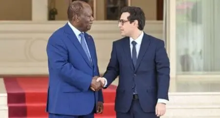 La Côte d'Ivoire reste un partenaire privilégié de la France en Afrique de l'Ouest à l'heure où plusieurs pays de la région comme le Mali, le Burkina et le Niger, tous gouvernés par des régimes militaires arrivés au pouvoir par des coups d'Etat, ont ouvertement tourné le dos à Paris.