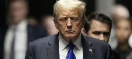 « Le vrai verdict aura lieu le 5 novembre, par le peuple américain », a assuré M. Trump jeudi devant les caméras après avoir été reconnu coupable de l’ensemble des chefs d’accusation qui pesaient contre lui dans ce procès pénal, le premier d’un ex-président américain.