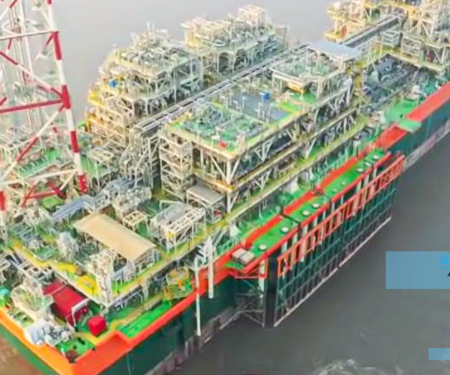 Cette information qui tombe peu après la visite du président Bassirou Diomaye Faye en Mauritanie, va dans le sens d’une volonté des deux pays de pousser BP et Kosmos Energy à renégocier avec les deux pays les termes de l’accord initial conclu en 2016.