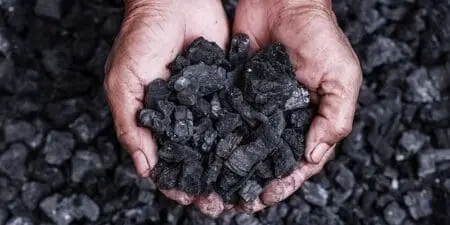 L’Afrique pourrait accueillir jusqu’à 50 milliards de dollars d’investissements dans l’extraction de minéraux critiques entre 2024 et 2040, révèle le rapport Global Critical Minerals Outlook 2025 publié récemment par l’Agence internationale de l’énergie (AIE). Une grande partie de ces fonds serait dirigée vers le cuivre, métal central dans la fabrication des véhicules électriques et des infrastructures renouvelables. Le cobalt, également essentiel pour les batteries, devrait attirer à lui seul 4 milliards de dollars.