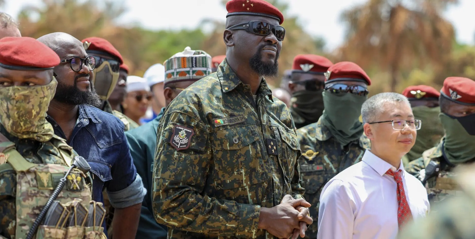 L'ouverture complète du tunnel de Kailia dans la région de Mamou, près de la frontière Sud, secteur cinq du chemin de fer Simandou, est le premier à traverser toute la ligne et à jeter une base solide pour l'achèvement réussi des tâches de construction ultérieures. Il s'agit d'un tunnel à simple voie et à deux sens, sa profondeur maximale étant d'environ 173 m, et sa profondeur minimale de 16,9 m.