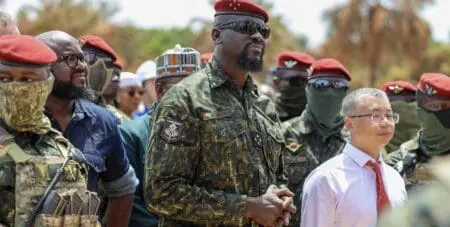 L'ouverture complète du tunnel de Kailia dans la région de Mamou, près de la frontière Sud, secteur cinq du chemin de fer Simandou, est le premier à traverser toute la ligne et à jeter une base solide pour l'achèvement réussi des tâches de construction ultérieures. Il s'agit d'un tunnel à simple voie et à deux sens, sa profondeur maximale étant d'environ 173 m, et sa profondeur minimale de 16,9 m.