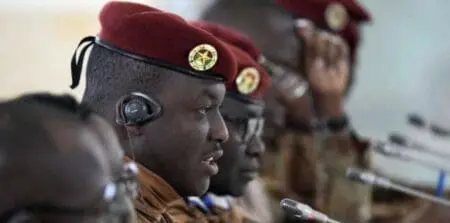 Le capitaine Traoré, dont le statut passe de «président de transition» à «président du Faso», pourra par ailleurs se présenter aux «élections présidentielles, législatives et municipales», qui doivent être organisées à l’issue de cette période, a poursuivi le colonel Diallo.