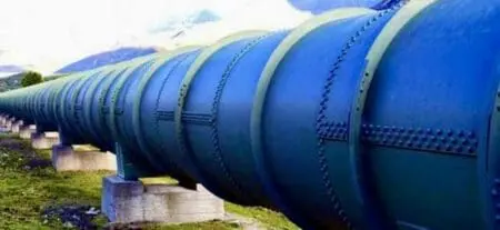 La décision de Cotonou tombe alors que la station terminale du pipeline Export Niger-Bénin a reçu ses premiers barils de brut il y a quelques semaines. Depuis Agadem au Niger, le pétrole parcourt environ 2.000 km, dont 675 en territoire béninois, avant d’arriver à destination.