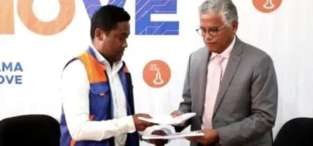 La Cour criminelle du Pôle anti-corruption d’Antananarivo rend son verdict : 10 ans de travaux forcés assortis d’une amende de 40 millions d’Ariary pour les deux anciens DG, Vonjy Andriamanga et Rivo Radanielina ainsi que l’ancienne DGA Angelsa Zasy. Les trois responsables n’ont pas été présentés devant la Cour.