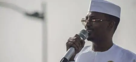 Tchad : Mahamat Idriss Déby élu au premier tour de l’élection présidentielle Son rival, Succès Masra, était rentré au Tchad le 3 novembre 2023 au terme d’un d’exil d’un an et il avait été nommé chef du gouvernement à la faveur d’un accord politique avec le pouvoir. M. Masra, âgé de 40 ans, s’était ensuite attiré les foudres de ses anciens alliés parmi l’opposition et au sein de la société civile, qui désormais le considèrent comme un « candidat prétexte » servant à donner l’illusion d’un scrutin ouvert.