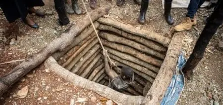 Plus d’une tonne d’or quitte chaque jour le continent africain sans être déclarée Berne et Lausanne, le 30 mai 2024 - Au moins 435 tonnes d’or ont été exportées en contrebande du continent africain en 2022, soit l’équivalent de 31 milliards de dollars au cours actuel. Le phénomène prend par ailleurs de l’ampleur : entre 2012 et 2022, la contrebande de l’or a plus que doublé en Afrique. Ces données proviennent d’une étude inédite de SWISSAID qui détaille également le rôle-clé des Émirats arabes unis dans le commerce du métal précieux africain.