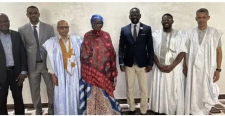 Pour beaucoup d’observateurs, l’élection présidentielle du 29 juin prochain n’a pas d’enjeu véritable, à part,  peut-être, celui de savoir si le président Mohamed Ould Cheikh El-Ghazouani passera au premier tour, comme en 2019, (52%) ou s’il sera forcé à défendre son fauteuil après un second round où l’opposition devra s’unir pour montrer qu’elle existe malgré la débâcle de juin 2023 lors d’élections municipales, législatives et régionales gagnées haut la main par un parti au pouvoir au meilleur de sa forme et bénéficiant du déclin de l’opposition traditionnelle représentée par l’APP (Alliance populaire progressiste), du RFD (Rassemblement des forces démocratiques), de l’AJD/MR (Alliance pour la justice et la démocratie, mouvement de la rénovation) et l’UFP (Union des forces de progrès).