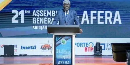 "De 2012 à 2023, l’Etat de Côte d’Ivoire a engagé plus de 1700 milliards de FCFA de travaux financés par le Fonds d’Entretien routier (FER) sur toute l’étendue du territoire national améliorant, de façon considérable, l’état du réseau ainsi que les conditions de circulation des biens et des personnes, même dans les zones les plus reculées", a précisé M. Mambé.