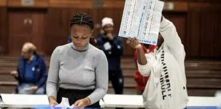 Selon plusieurs sondages, l’ANC qui détient actuellement 230 des 400 sièges (57,50%) à l'Assemblée nationale, pourrait bien perdre sa majorité au Parlement, pour la première fois depuis les premières élections démocratiques tenues en 1994 et serait donc contraint de nouer des alliances avec d’autres partis pour pouvoir encore gouverner.