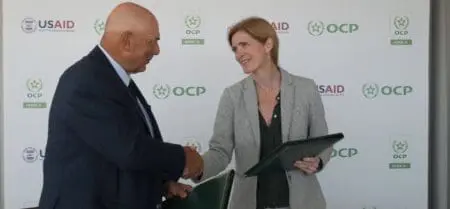 "Lors d’une visite à l’Université Mohammed VI Polytechnique, Samantha Power, administratrice de USAID, a signé un accord de collaboration visant à poursuivre deux initiatives durables et innovantes conçues pour améliorer l’efficacité et la productivité agricoles à travers le continent", indique un communiqué conjoint de l'OCP et de l’USAID.