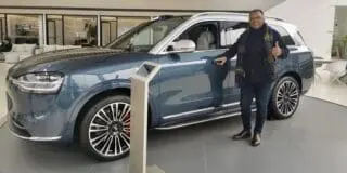 Le Gitex Africa 2024, événement annuel majeur réunissant les leaders technologiques et les innovateurs du continent africain, a été également l’ occasion pour le groupe automobile marocain de présenter, en partenariat avec le géant des technologies télécoms Huawei, le fleuron de la marque SERES : le modèle Aito/SERES M9.