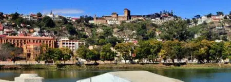 Le Président Andry Rajoelina a, récemment, affirmé que la transition vers les énergies renouvelables constitue une priorité pour le gouvernement malgache en vue de remédier à la crise de l’électricité et assurer un approvisionnement énergétique durable pour le pays.