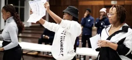 Avec plus de 99 % des votes dépouillés, l'ANC a obtenu un peu plus de 40 % lors des élections de mercredi, bien loin de la majorité qu'il détenait depuis le célèbre vote interracial de 1994 qui a mis fin à l'apartheid et l'a amené au pouvoir sous Nelson Mandela. Les résultats définitifs doivent encore être officiellement déclarés par la commission électorale indépendante qui a organisé l'élection, mais l'ANC ne peut pas dépasser les 50 %.