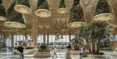 Jardin des merveilles : l’expérience de Bangalore peut-elle faire éclore un aéroport Guerlain sur l’Arc Atlantique ? Le pavillon des Comores à l’Exposition universelle de Dubaï anticipait déjà de grandes mutations avec des fleurs colorées et animaux magiques, comme les cœlacanthes, une espèce rare de poisson, fabriqués à partir de plastiques recyclés. Inspiré par la réputation de «ville-jardin» de Bangalore, le terminal 2 de l'aéroport international Kempegowda desservant la ville de Bangalore en Inde connecte désormais les passagers à la nature à chaque étape de leur voyage.