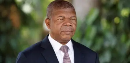 Abidjan-Luanda : La lune de miel se poursuit Le chef de l’État angolais arrivera mercredi 26 juin, dans l’après-midi à Abidjan où il sera accueilli par les autorités ivoiriennes à l’aéroport international Félix Houphouët-Boigny avant d’entamer sa visite officielle.