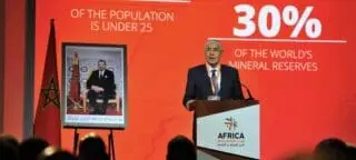 Il est vrai que le contexte socio-économique mondial est particulièrement rude depuis quelques années, marqué profondément par une crise sanitaire qui a rebattu les cartes et traversé encore aujourd’hui par des crises géopolitiques et des conflits régionaux qui impactent nos sociétés, reconfigurant nos modèles économiques et perturbant les chaînes d’approvisionnement, reconnaît M. El Kettani. Mais, « l’Afrique fait preuve d’une extraordinaire résilience avec des indicateurs macro-économiques prometteurs affichant des taux de croissance parmi les plus élevés au monde.»