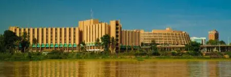 Cette croissance démographique exponentielle est induite essentiellement par un niveau de fécondité élevé, soit 6,2 enfants par femme en 2021. Par ce fait, la population est passée de 17,1 millions en 2012 à 25,4 millions en 2023 (INS, 2023). Plus de 50% de la population nigérienne a moins de 15 ans, entrainant des besoins importants en services sociaux de base pour les ménages et les pouvoirs publics.