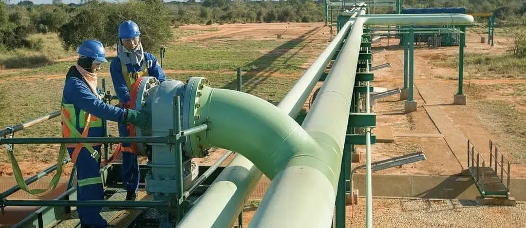 Crise politique Niger -Bénin : Niamey explore un plan B au Cameroun pour ses exportations pétrolières Pour la junte au pouvoir à Niamey, l’activation de ce plan B équivaudrait à abandonner définitivement le passage par le pipeline vers le Bénin et de «punir» Cotonou. Reste à savoir si les partenaires chinois qui avaient investi 4 milliards de dollars dans cette infrastructure, l’entendront de cette oreille.