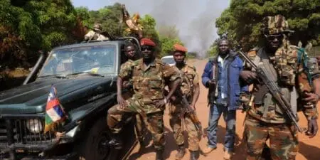 Le ministère des Mines du pays a accusé Daqing Sarl, une société chinoise d'extraction d'or et de diamants, d'"intelligence avec les groupes armés, d'exploitation illégale, d'introduction illégale de sujets étrangers dans les zones minières, de non-paiement des taxes et d'absence de rapports d'activité", dans le décret, qui a été rendu public samedi. Daqing Sarl opérait à Mingala, une ville du sud de la République centrafricaine en proie à des combats entre les forces armées du pays et la Coalition des patriotes pour le changement, un groupe armé antigouvernemental.