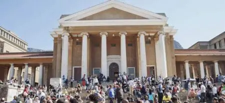 Le classement dirigé par Quacquarelli Symonds, un cabinet britannique spécialisé dans la data sur l’éducation, comprend en tout, 1.500 établissements d’enseignement supérieur, dont 40 basés en Afrique. Par rapport à la dernière édition, le continent a perdu une place au classement. L’Université soudanaise des Sciences et Technologie disparaît du classement qu’elle a intégré en 2022. Rien d’étonnant au vu de la guerre qui sévit dans ce pays.