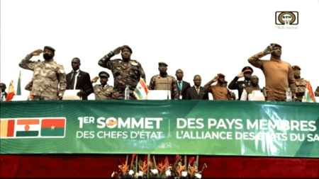 Le chef du régime militaire nigérien a affirmé que les peuples de son pays et de ses deux pays voisins avaient "irrévocablement tourné le dos à la Cédéao". Les trois pays ont claqué la porte de l'organisation plus tôt cette année. Devant ses homologues burkinabè et malien, le général Abdourahamane Tiani a appelé à faire de l'AES une "alternative à tout regroupement régional factice en construisant une communauté souveraine des peuples, une communauté éloignée de la mainmise des puissances étrangères".