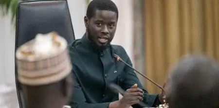 Dessalement d’eau de mer : Le Sénégal annule un contrat de 700 millions d’euros avec la société saoudienne Acwa Power Le gouvernement sénégalais va rompre un contrat de 700 millions d'euros conclu il y a trois mois sous l'ancienne présidence avec un groupe saoudien pour la fourniture d'eau et la construction d'une usine de dessalement, a dit jeudi à l'AFP le ministre chargé de l'Eau Cheikh Tidiane Dièye. C'est le premier contrat d'une telle importance avec une firme étrangère dont les nouvelles autorités annoncent publiquement la dénonciation.