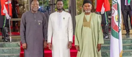 ‘’Nous devons tout faire pour éviter le retrait des trois pays frères de la Cedeao. Ce serait le pire des scénarios et une grande blessure au panafricanisme que les pères fondateurs nous ont légué et que nous avons la responsabilité historique de sauvegarder et de transmettre aux générations futures’’, a-t-il notamment déclaré.