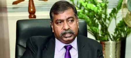 En juillet dernier, un accord avait été conclu avec la société publique du pétrole (NNPC), qui prévoyait que cette dernière fournisse à l’usine 385.000 barils par jour, réglés en nairas. Une décision destinée à réduire la pression sur les réserves en devises du pays. Cependant la NNPC n’a pas respecté ses engagements. Edwin Devakumar, vice-Président de Dangote Industries a décrit les livraisons comme «des cacahuètes.» En conséquence, la raffinerie, au lieu de fonctionner à pleine capacité, se voit contrainte d’importer du brut depuis les Etats-Unis.