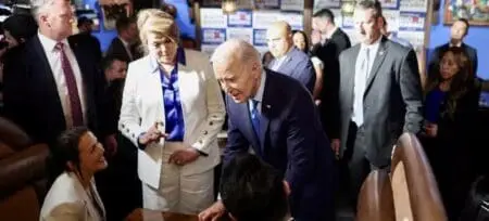 Joe Biden testé positif au Covid-19 Un poids lourd du Parti démocrate, Adam Schiff, a appelé mercredi le président à passer le flambeau. M. Biden a répondu que seul un problème de santé pourrait l’amener à se retirer. Il a peu après été testé positif au Covid-19 mais a assuré se sentir « bien ».
