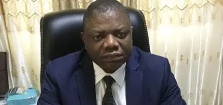  «Il nous a été donné de constater que les postes téléviseurs installés dans les lieux communs et dans les chambres des établissements de tourisme et assimilés font la part belle aux chaînes étrangères au détriment de la chaîne nationale d'information, la Télévision Togolaise (TVT). Il arrive qu'elle ne figure même pas dans les bouquets numériques offerts aux usagers desdits établissements», constate le ministre qui ne précise pas si lui-même regarde la chaîne nationale.