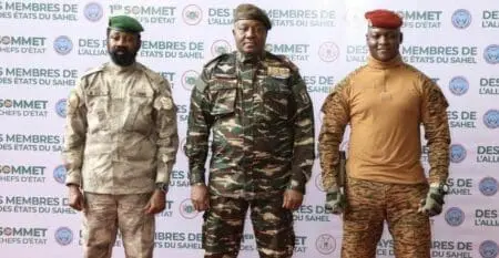 Les chefs d'Etat des trois pays ouest-africains "ont décidé de franchir une étape supplémentaire vers une intégration plus poussée entre les Etats membres", indiquent-ils dans le communiqué final du sommet de Niamey. "A cet effet ils ont adopté le traité instituant une confédération entre le Burkina Faso, le Mali et le Niger dénommée Confédération des Etats du Sahel (AES)", précise le texte.