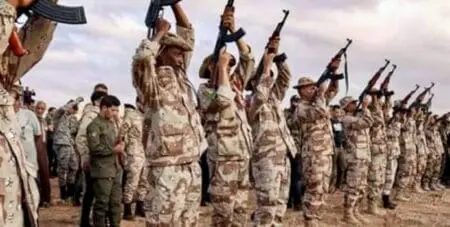 «Lors d'un raid spectaculaire effectué tôt le matin, la police de Mpumalanga a arrêté près d'une centaine de ressortissants libyens dans ce qui semble être une base militaire située dans une ferme», a déclaré le porte-parole de la police provinciale, Donald Mdhluli.
