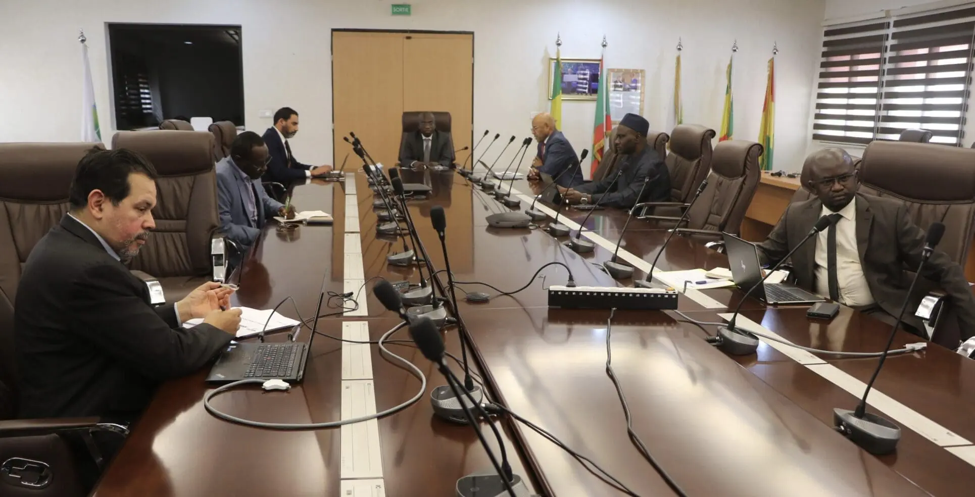 ‘’Le but de cette rencontre est d’étudier les voies et moyens de construire des ouvrages [dans la vallée du fleuve Sénégal] en tenant compte de leur impact environnemental et social’’, a expliqué le Directeur des infrastructures régionales de l’OMVS, Ahmed Ramdane Sylla.