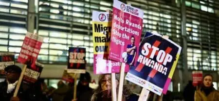 Migrants : Le Rwanda dit que l’accord abandonné par Londres ne prévoit pas de remboursement "L'accord que nous avons signé ne stipulait pas que nous devrions rendre l'argent", a expliqué le porte-parole adjoint du gouvernement rwandais Alain Mukuralinda, à la télévision d'État.