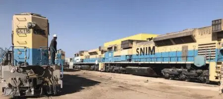"Au cours de la prochaine décennie, la Mauritanie prévoit de doubler sa capacité de production de minerai de fer pour atteindre plus de 45 millions de tonnes par an. Cet objectif ambitieux implique des investissements importants dans les infrastructures et la logistique", a projeté la BAD dans sa publication.
