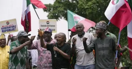 Tinubu, a annoncé que les révisions des salaires minimums se feront désormais tous les trois ans contre cinq ans auparavant. Toutefois, les réformes souhaitées par les populations concernant la hausse du prix de l'électricité ou du pétrole n'auront pas l'effet escompté.